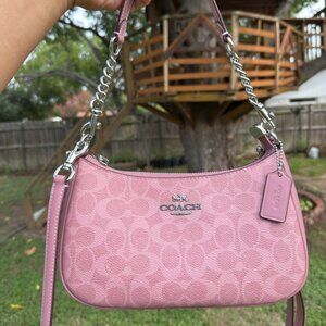 🎀Coach Teri Shoulder Bag In Signature Canvas CV933 Dusty Rose🎀